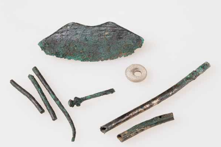 Âge du Bronze (env. 2’000 à 800 av J.-C.) - Rasoir, épingle, tubes en bronze et perle en pierre, Nécropole de Pully Chamblandes, Bronze final, 1300-800 av. J.-C. Source : GALLAY A. (dir.), Des Alpes au Léman, Gollion : Infolio, 2006, p. 237