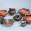 Âge du Bronze (env. 2’000 à 800 av J.-C.) - Ensemble de céramiques, Nécropole de Pully Chamblandes, Bronze final, 1300-800 av. J.-C. Source : GALLAY A. (dir.), Des Alpes au Léman, Gollion : Infolio, 2006, p. 237