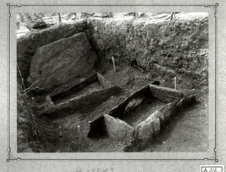 Période néolithique (env. 4'000 à 3'700 av J.-C.) - Tombes à cistes faite de coffres à 5 dalles, Nécropole de Pully Chamblandes, Néolithique moyen, 4300-4000 av. J.-C. Source : CONTESSE E., « Pour une gestion planifiée de la documentation archéologique », in : Archéologie suisse, no 31/1, 2008, p. 36.